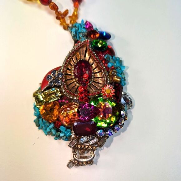 Wendy Gell necklace, Paisley with Swarovski jewels and vintage brooch, beaded . - Picture 3 of 4